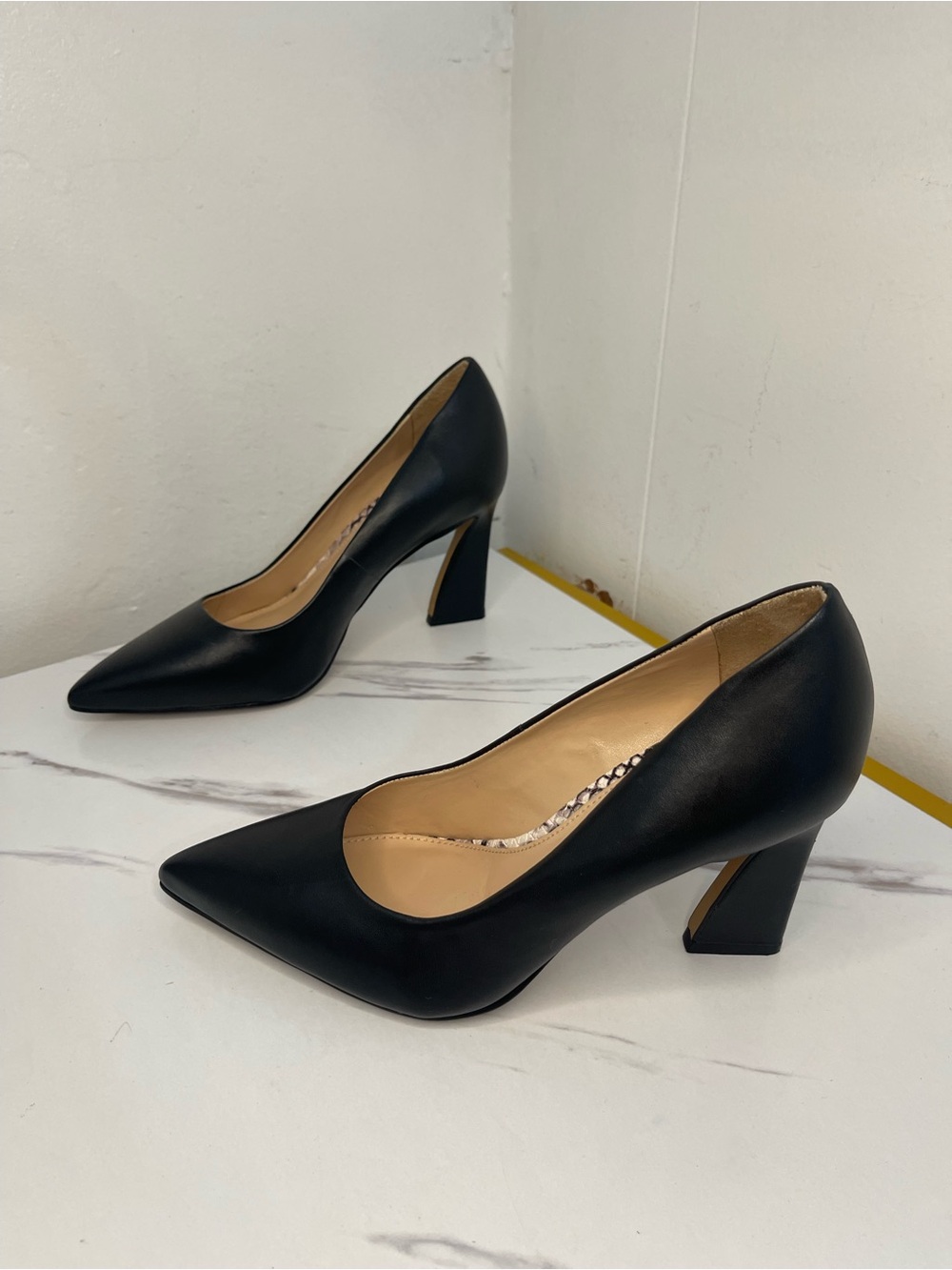 Vince Camuto Thanley Leather High Heel Pointed Toe Pump Shoes Sz 5.5M